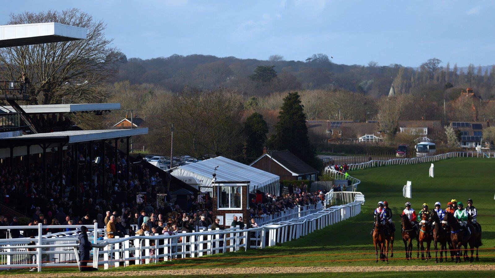 Monday Racing Tips: Tizzard’s fine form can continue