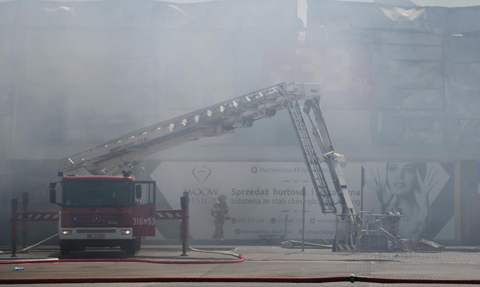 Pożar hali przy Marywilskiej w Warszawie. “Miasto nigdy nie miało w planach sprzedaży tej działki”